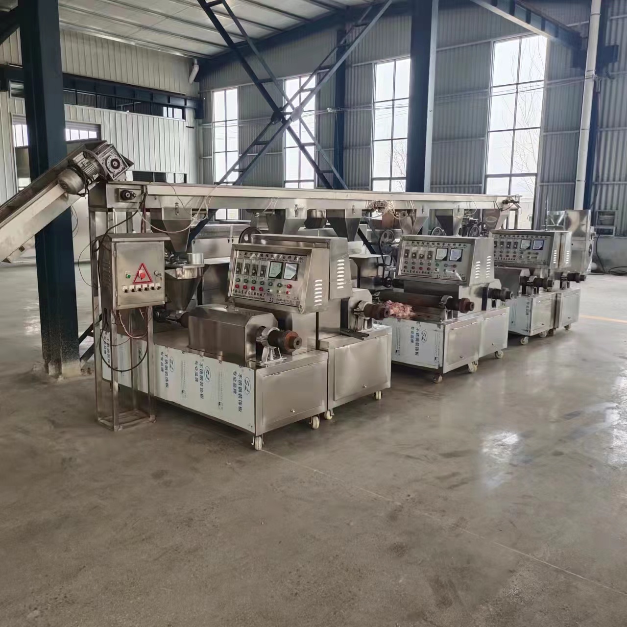 多臺(tái)聯(lián)組生產(chǎn)線.jpg 多臺(tái)聯(lián)組生產(chǎn)線.jpg